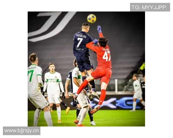 文班在挡拆后华丽转身空接背扣展现惊人弹跳与技巧