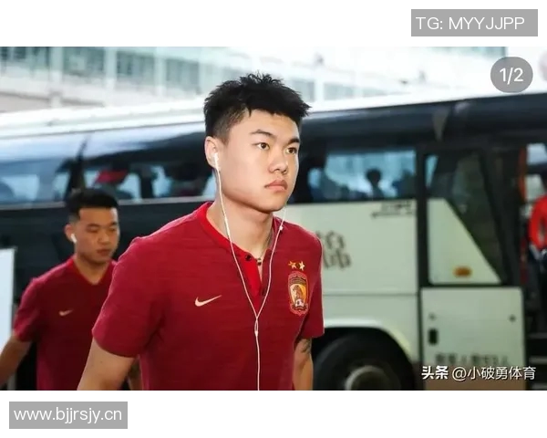 杨立瑜遭球迷怒斥：何必与阿猫阿狗争执真该给球迷竖中指