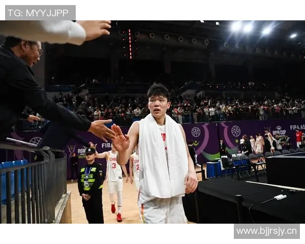 比卢普斯呼吁球队共同分担战术压力让瀚森更轻松应对比赛挑战