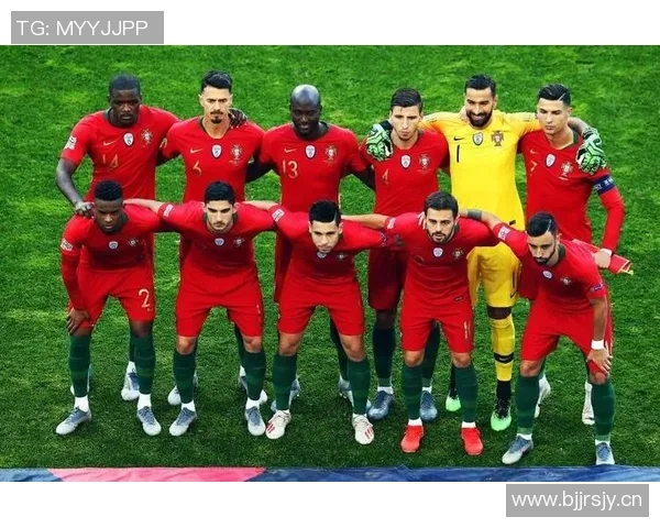 C罗分享球队合影庆祝晋级世界杯激励全队继续奋斗为葡萄牙加油