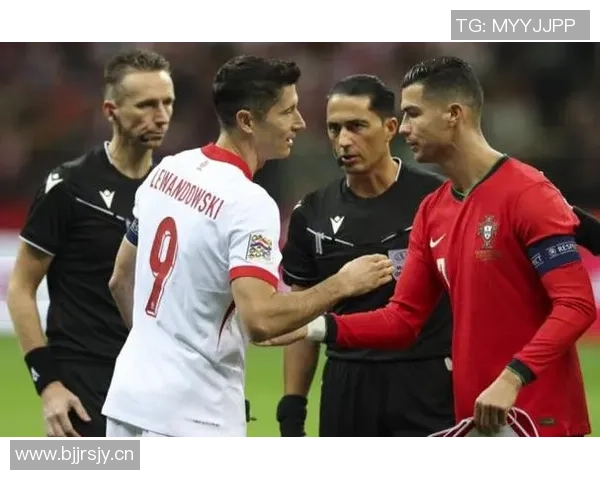 C罗分享球队合影庆祝晋级世界杯激励全队继续奋斗为葡萄牙加油